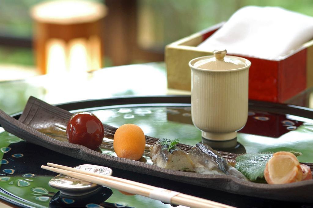 Hakone Tokinoshizuku Hotel Kültér fotó A sushi boat