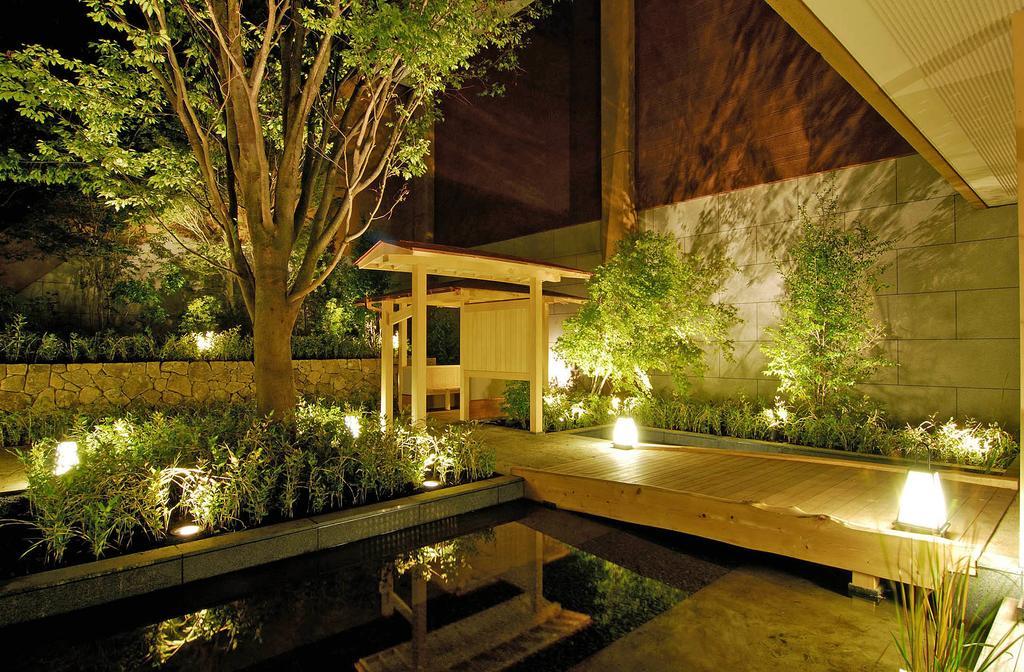 Hakone Tokinoshizuku Hotel Kültér fotó A Japanese garden at night