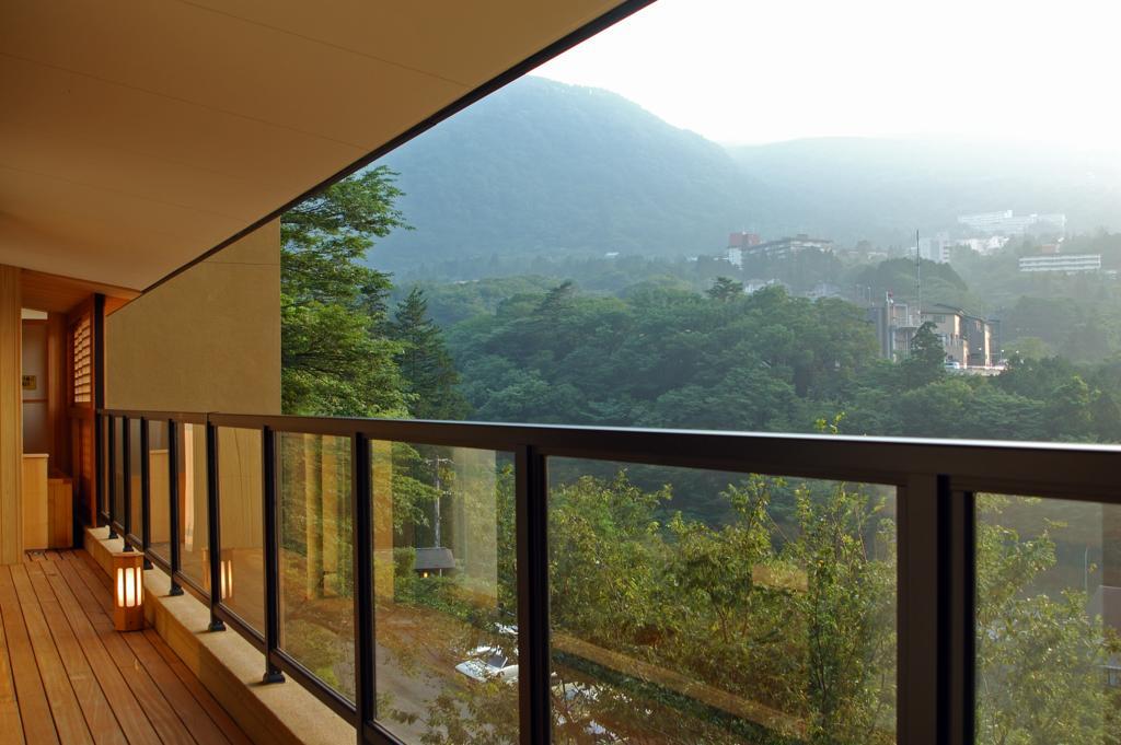 Hakone Tokinoshizuku Hotel Kültér fotó A glass balustrade