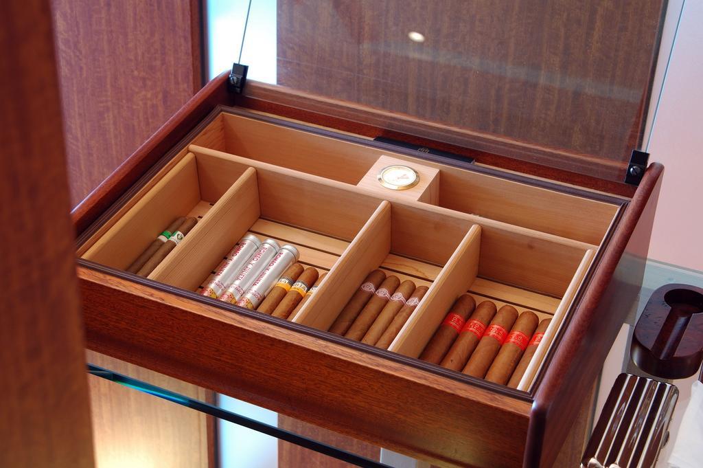 Hakone Tokinoshizuku Hotel Kültér fotó A cigar humidor