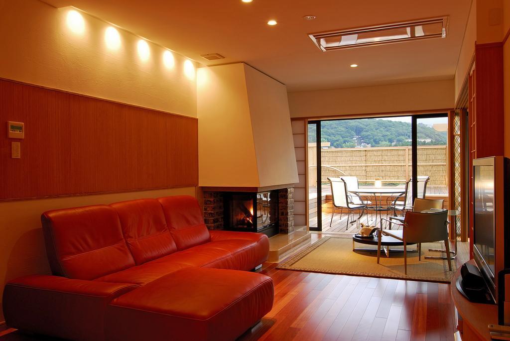 Hakone Tokinoshizuku Hotel Szoba fotó A living room with a fireplace